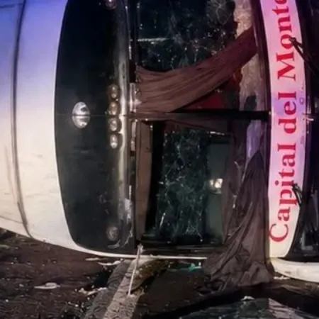 Tragedia: un colectivo volcó  y dejó una víctima fatal