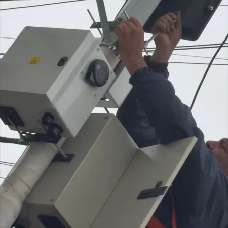Esquina apuesta a la tecnología para detectar infracciones y ordenar el tránsito