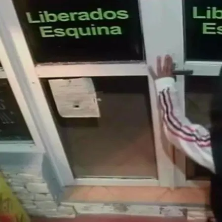 Tres menores ingresaron a un local de celulares en pleno centro de Esquina y se llevaron cajas de iPhone vacías