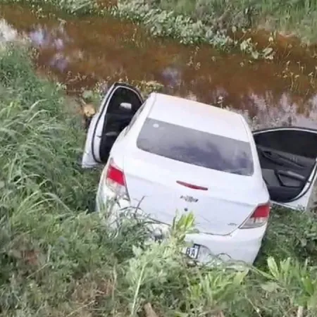Susto en Goya: perdió el control de su vehículo y terminó dentro de un canal