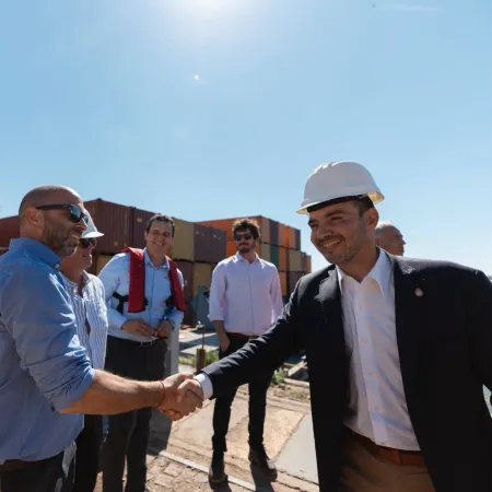 Valdés destacó la llegada de 47 contenedores con maquinaria para el proyecto Cambium Build en Virasoro
