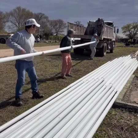 Esquina suma iluminación y nuevas obras: Olivetti anunció columnas para calle Antártida Argentina