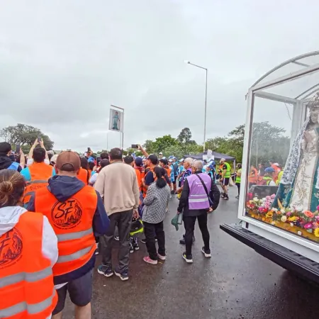 “Con fe y esperanza, miles de peregrinos ya caminan rumbo a Itatí”