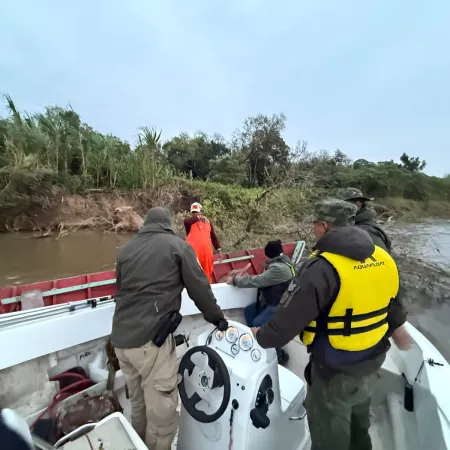Lo sorprendieron pescando en zona vedada, sacó un cuchillo, amenazó a todos y huyó hacia el monte