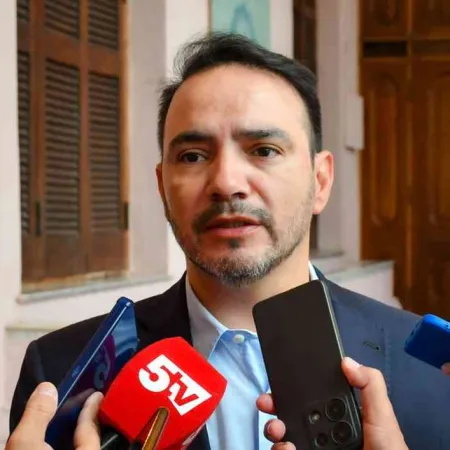 Valdés lleva el potencial forestal de Corrientes a París junto a Milei