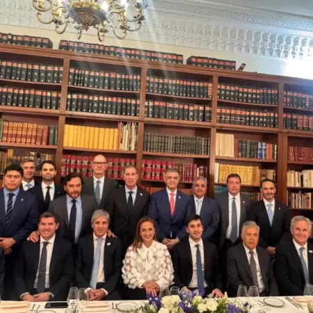 En París, Valdés participó de un encuentro con funcionarios nacionales y gobernadores