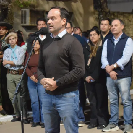 Intendente Hormaechea y vecinos inauguran pavimentación de nueva cuadra barrial