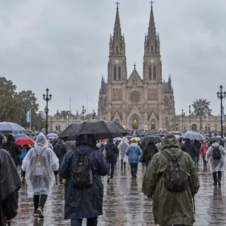 Bajo la lluvia, una multitud de fieles comenzó la Peregrinación a Luján para agradecerle y pedirle a la Virgen