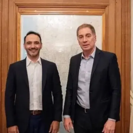 Santilli retoma las negociaciones con los gobernadores y recibe a Juan Pablo Valdés en la Casa Rosada