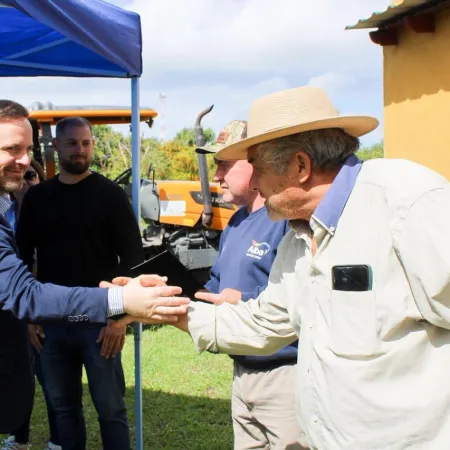Esquina impulsa la producción rural con maquinaria agrícola y entrega de semillas a productores