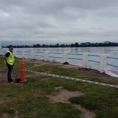 Delimitan un sector de la costanera de Esquina por riesgo de socavamiento