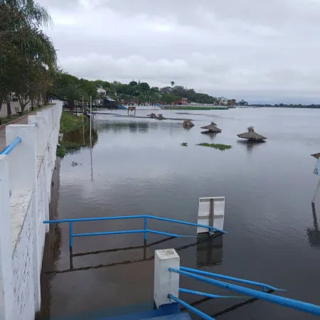 La creciente cubre la playa municipal de Esquina: las sombrillas quedaron bajo agua”